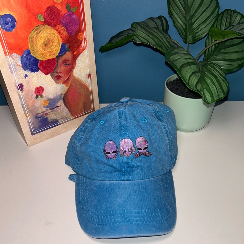 WOMENS ALIEN EMBROIDERED CAP